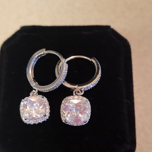 Sparkly dainty silver plated earrings - Picture 2 of 3